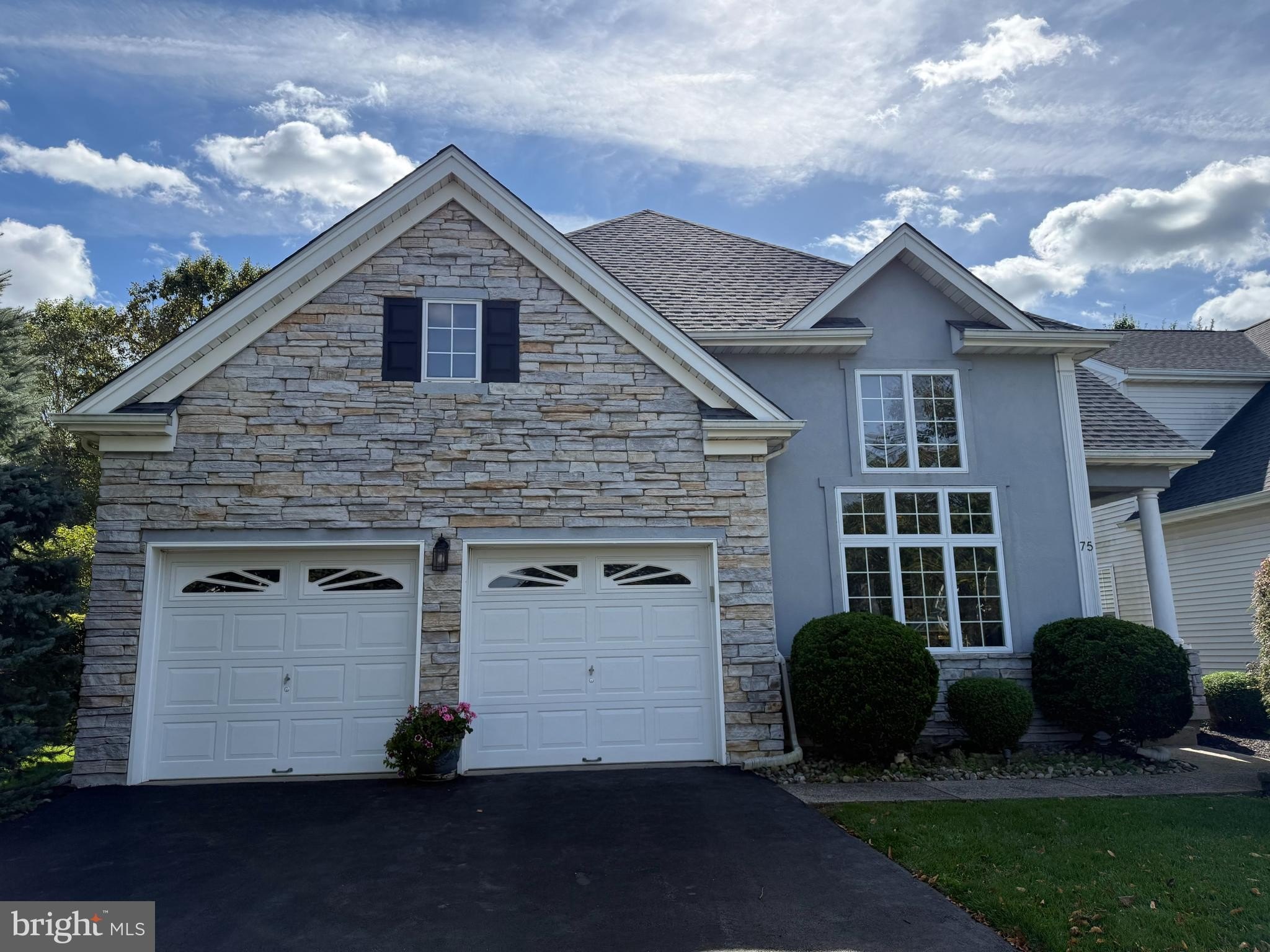 Currently Displayed Property Photo