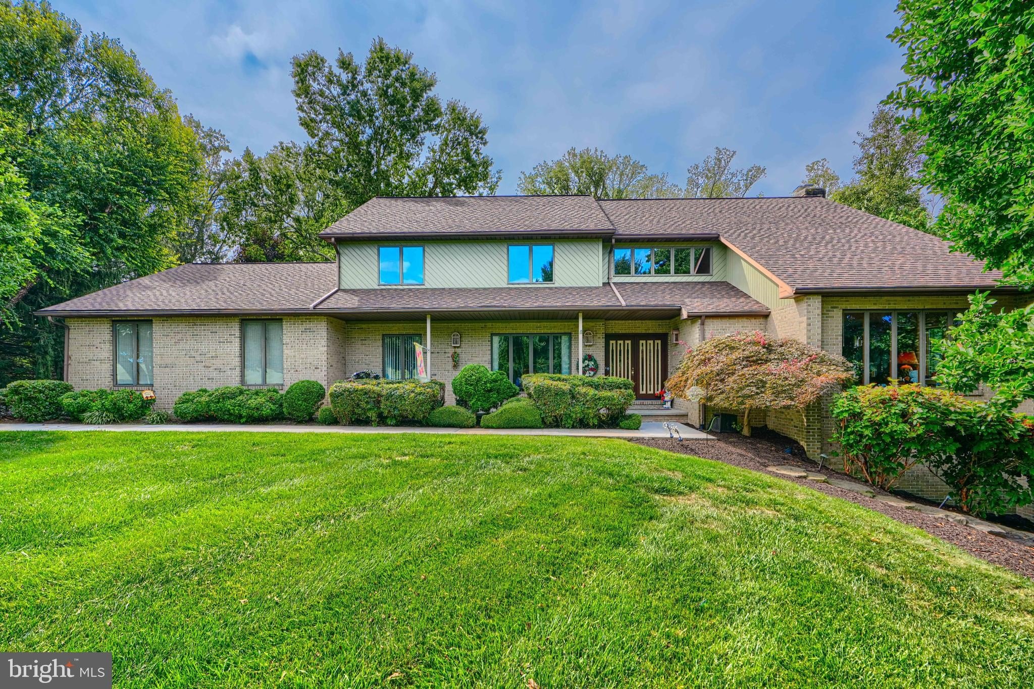 Currently Displayed Property Photo