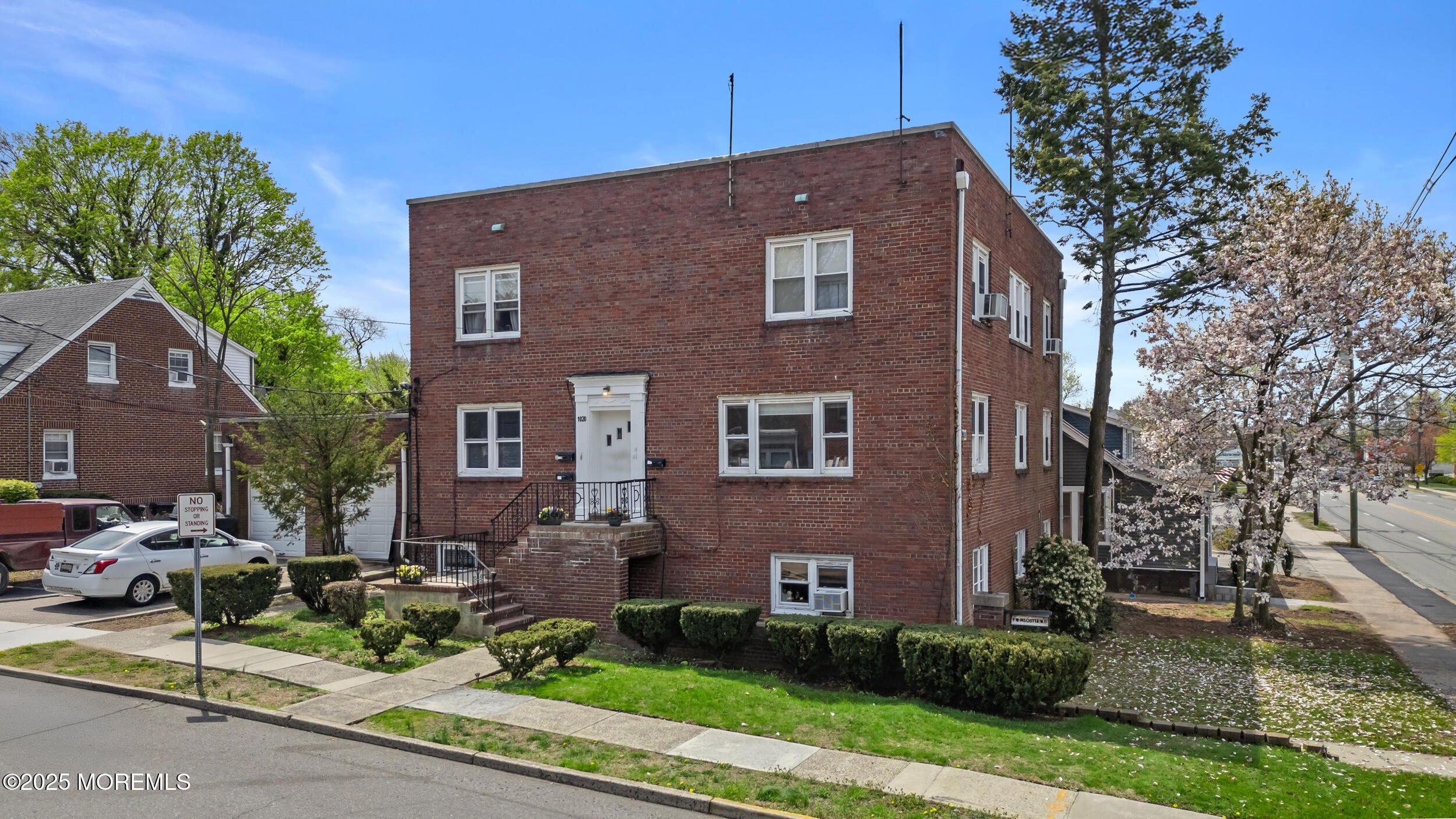 Currently Displayed Property Photo