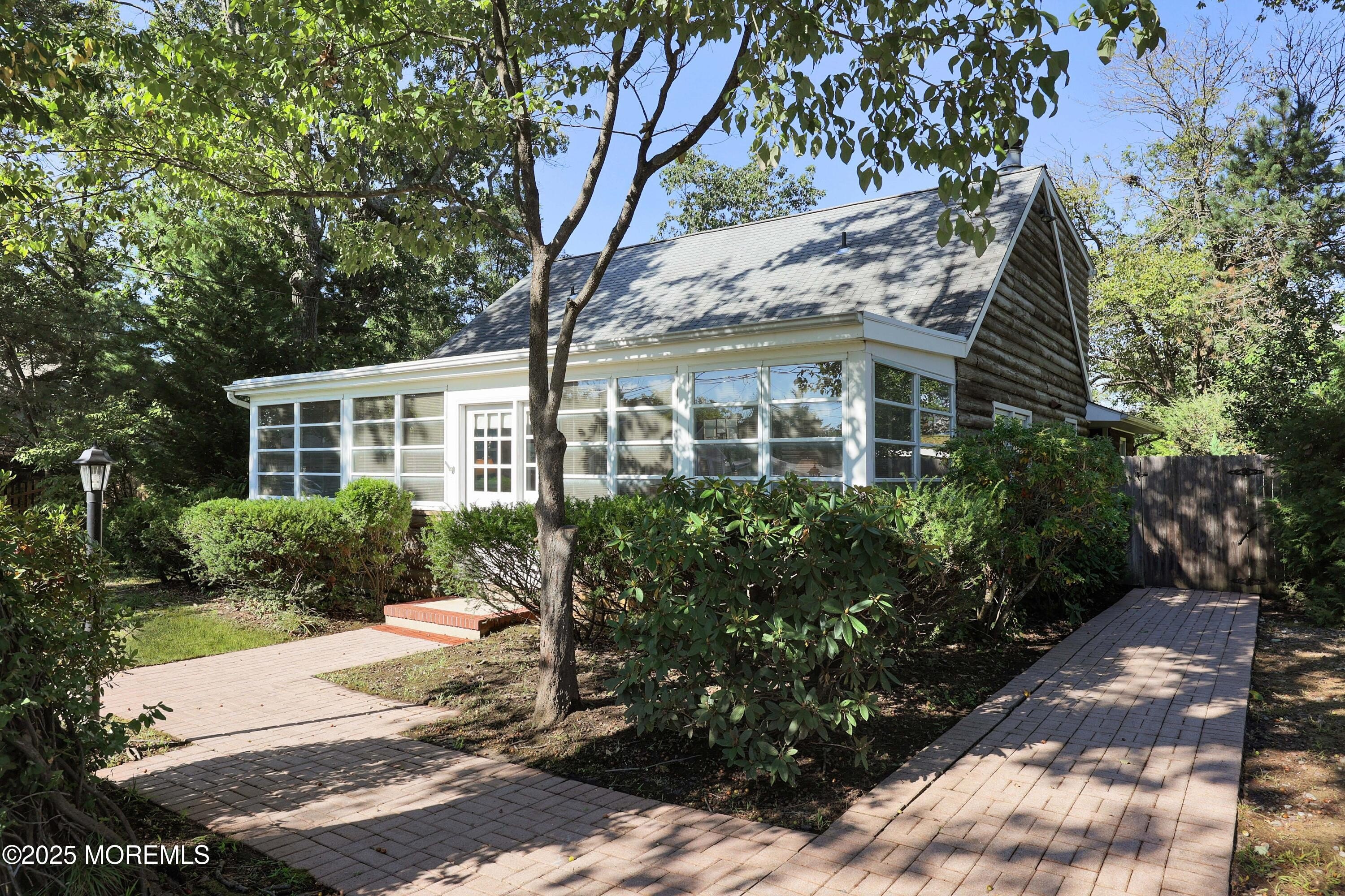 Currently Displayed Property Photo