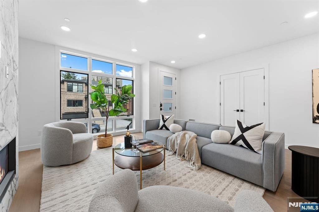 Currently Displayed Property Photo