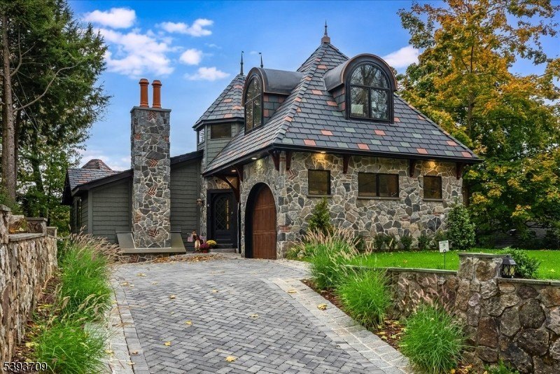 Currently Displayed Property Photo