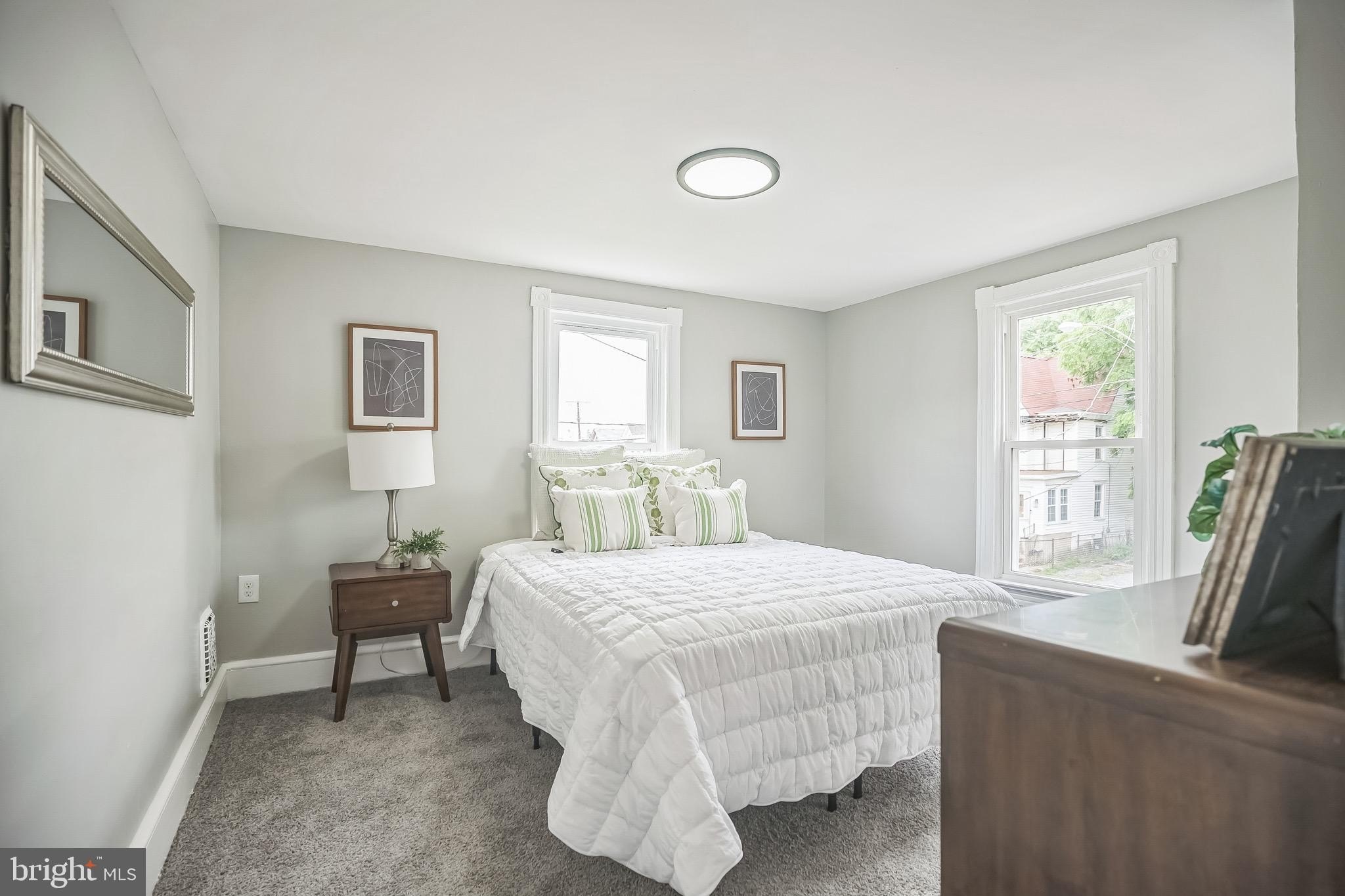 Currently Displayed Property Photo