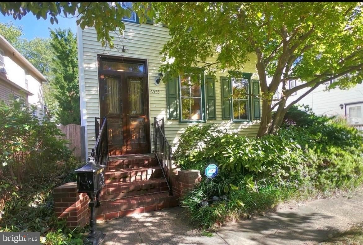 Currently Displayed Property Photo