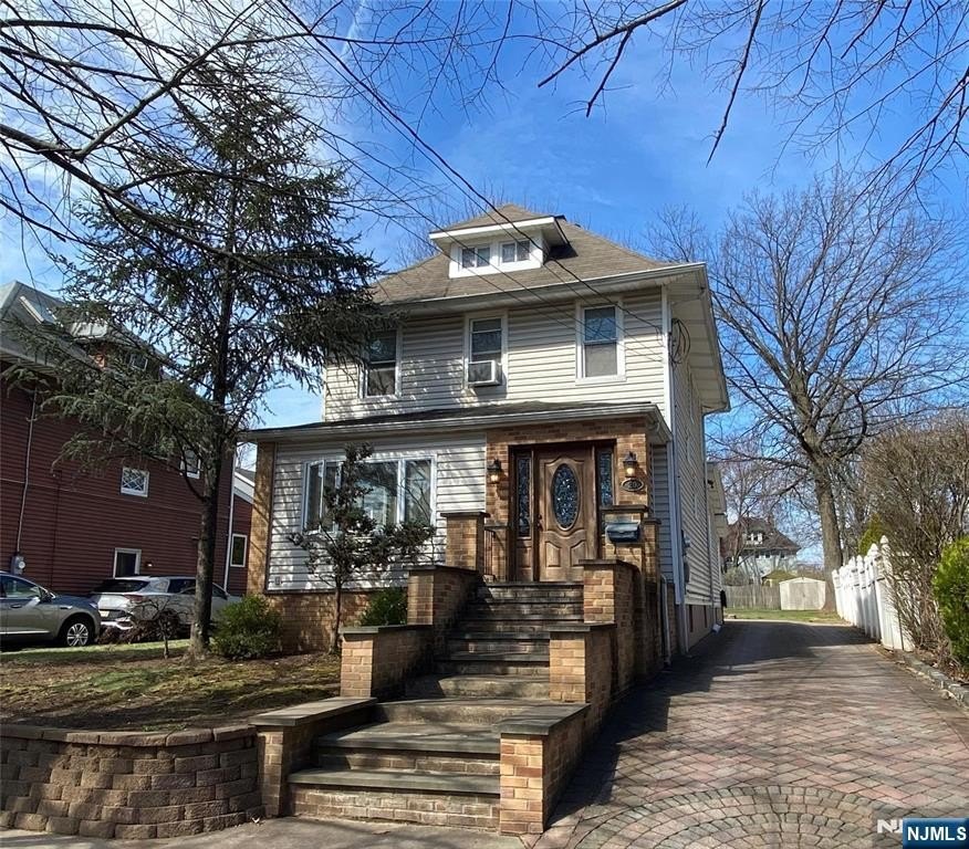 Currently Displayed Property Photo