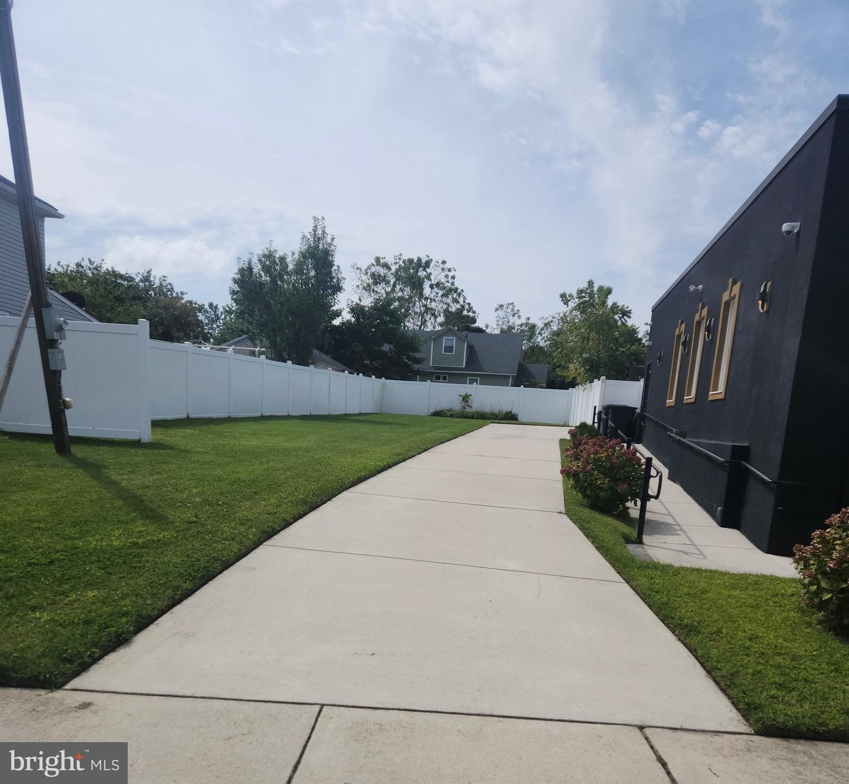 Currently Displayed Property Photo