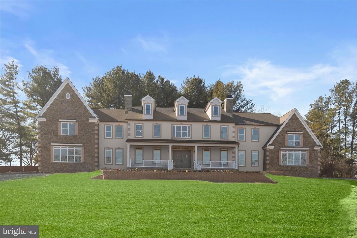 Currently Displayed Property Photo