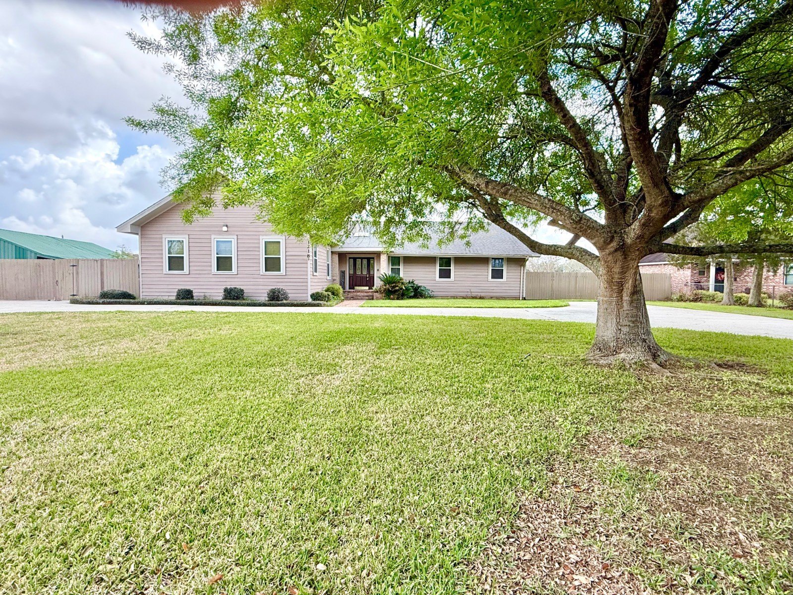 Currently Displayed Property Photo