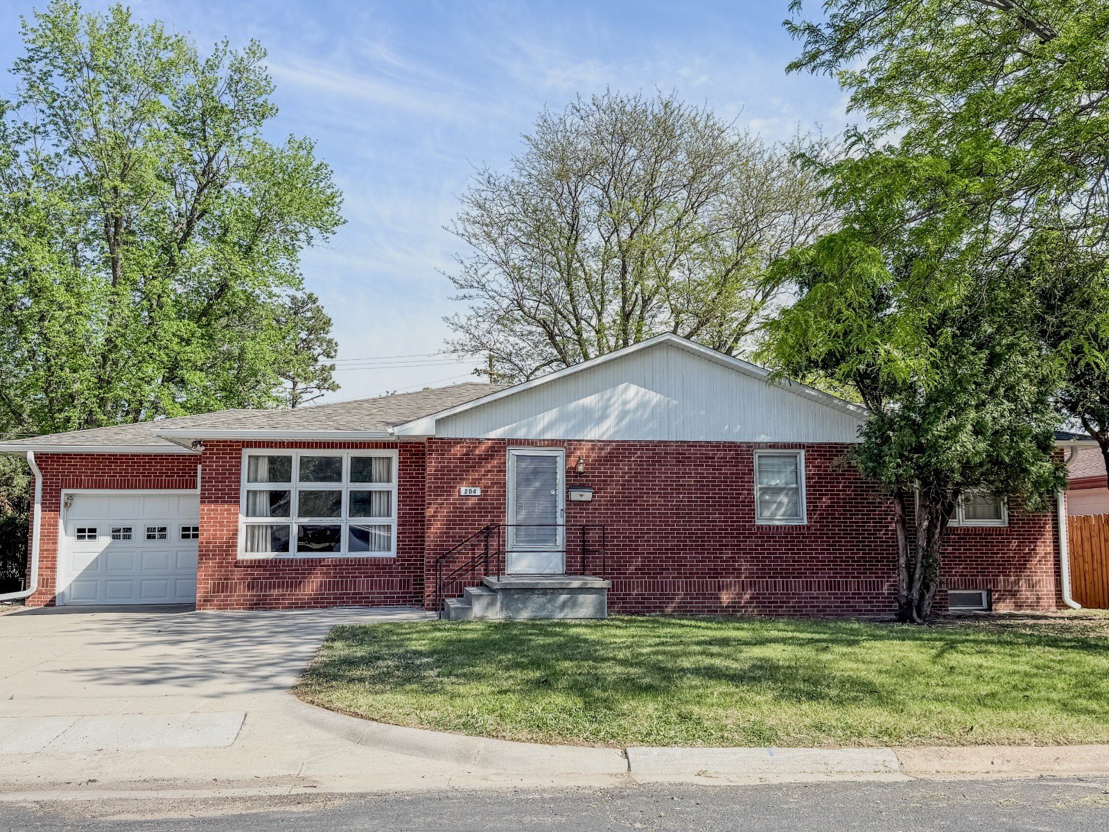 Currently Displayed Property Photo
