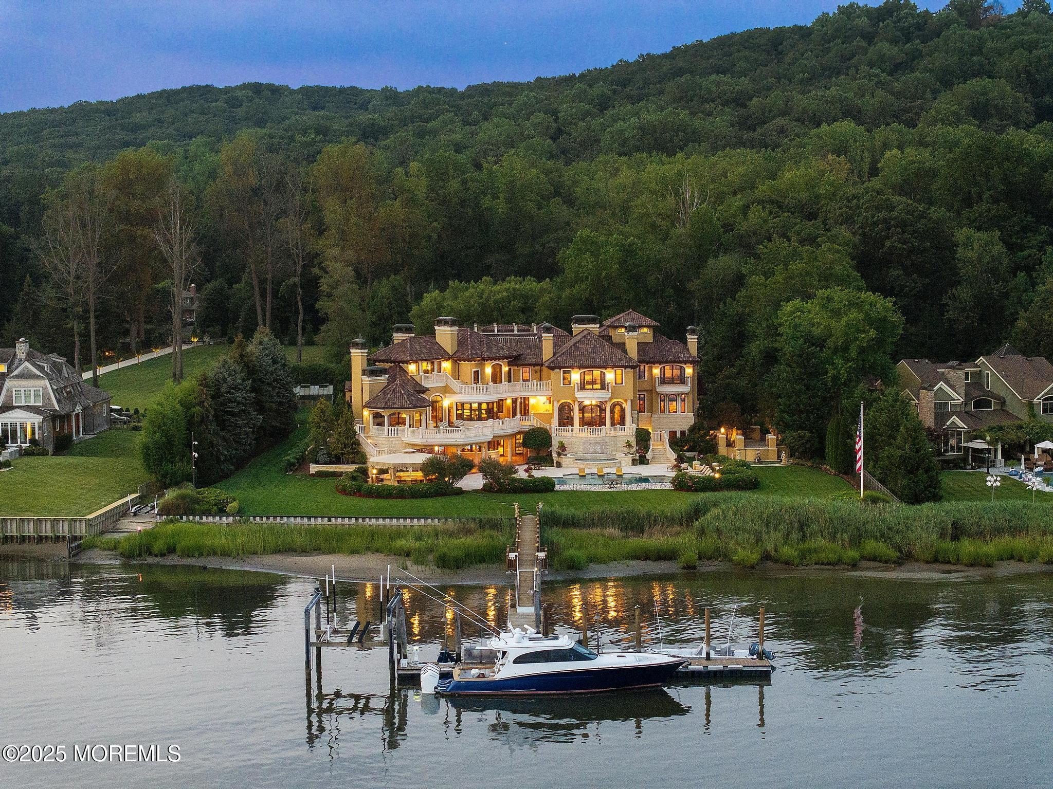 Currently Displayed Property Photo