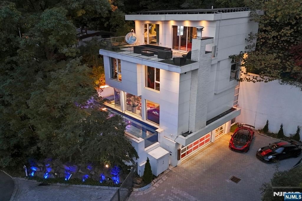 Currently Displayed Property Photo