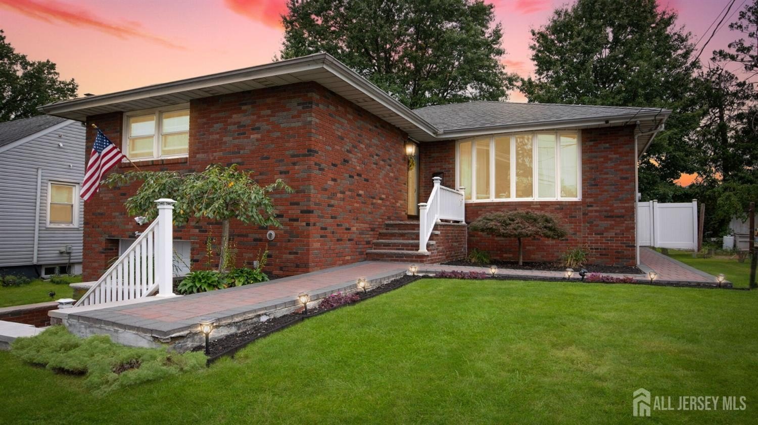 Currently Displayed Property Photo