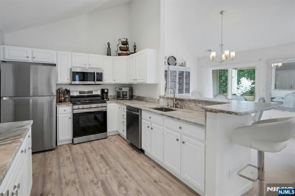 Currently Displayed Property Photo