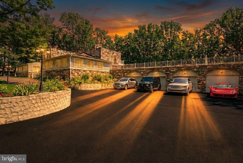 Currently Displayed Property Photo