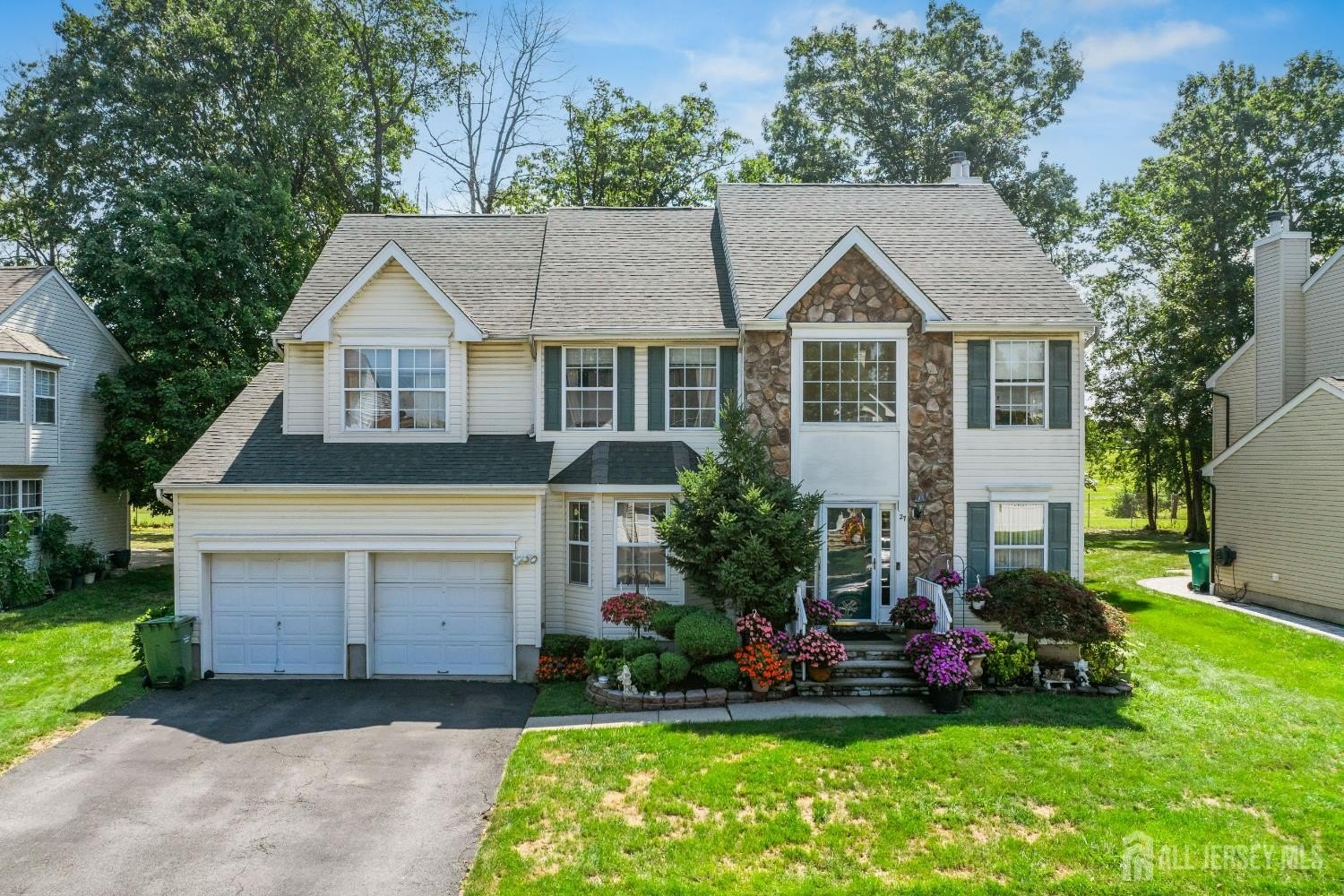 Currently Displayed Property Photo