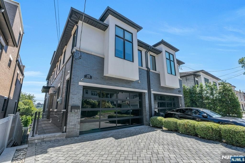 Currently Displayed Property Photo