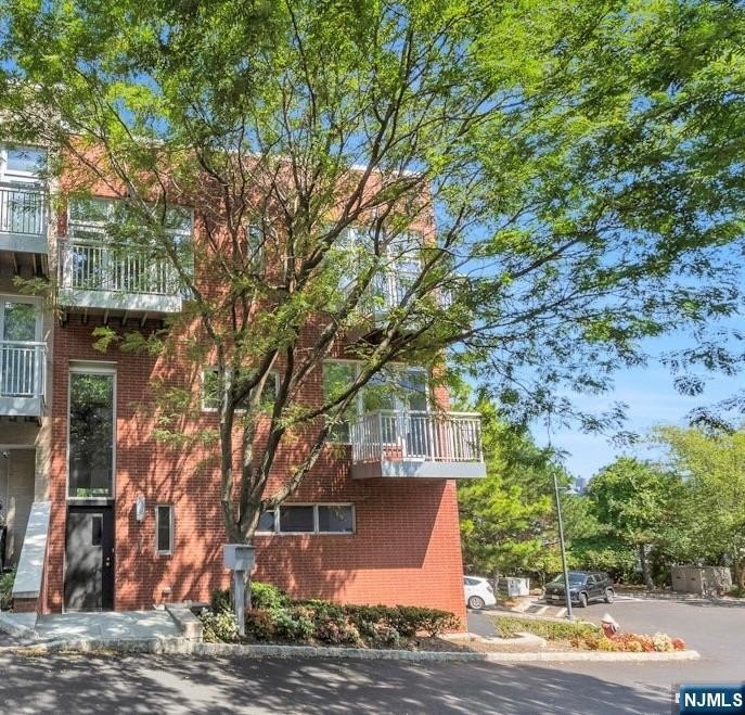 Currently Displayed Property Photo