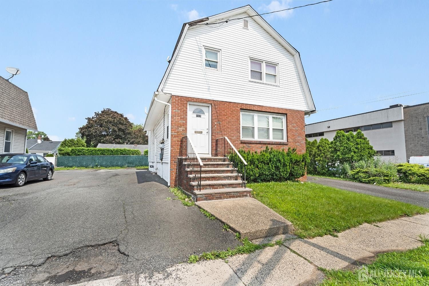 Currently Displayed Property Photo