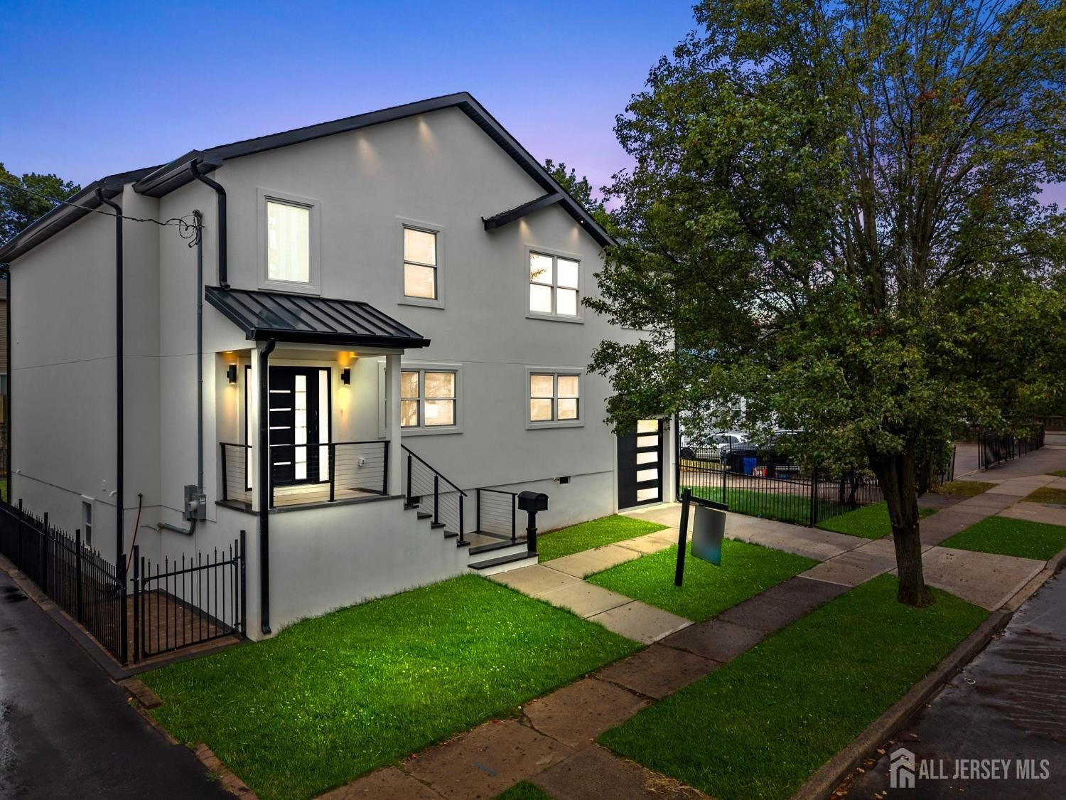 Currently Displayed Property Photo