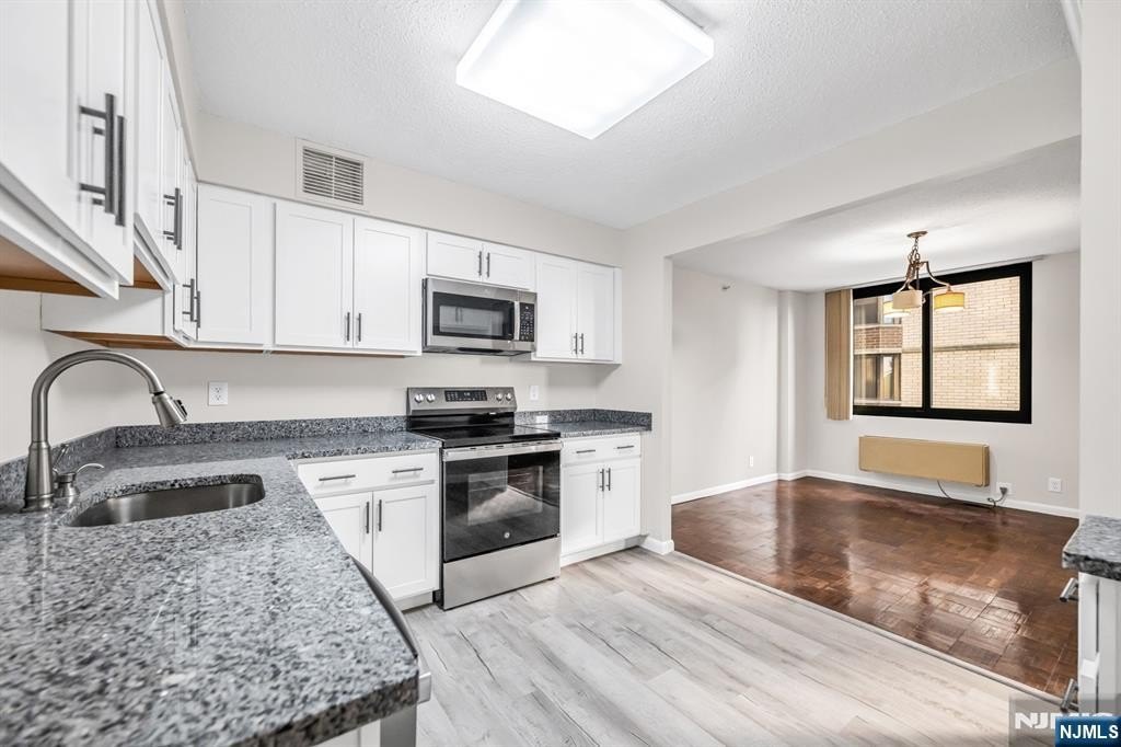 Currently Displayed Property Photo