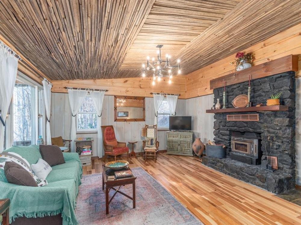 Currently Displayed Property Photo