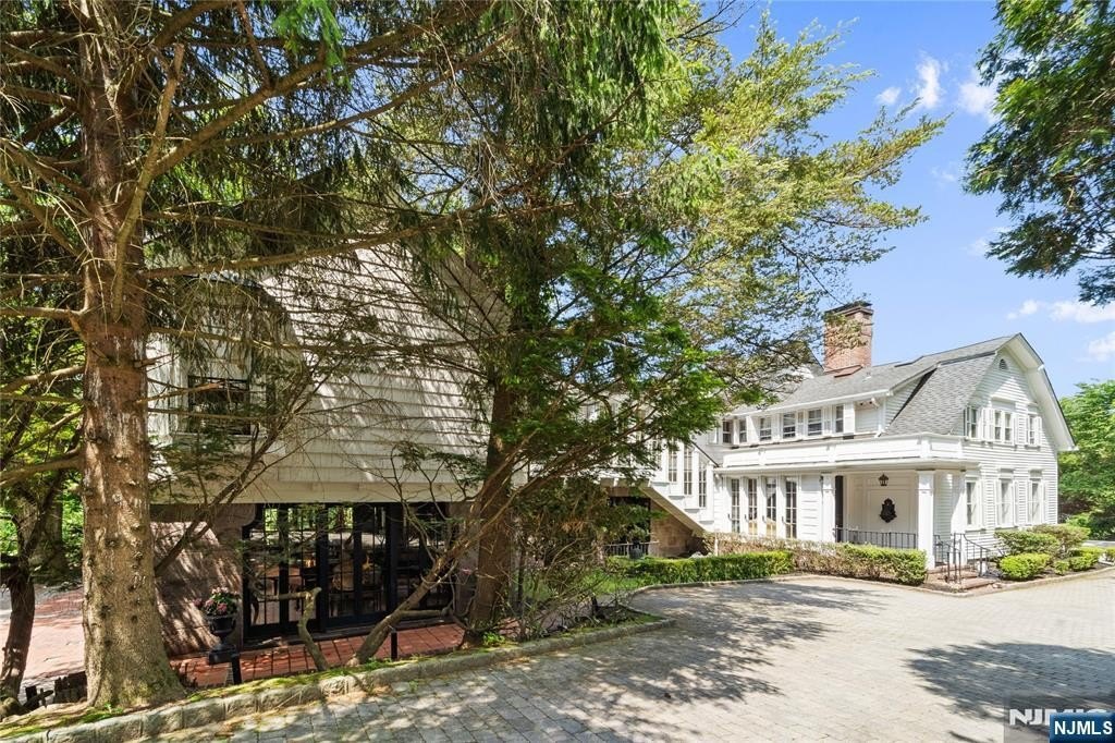 Currently Displayed Property Photo