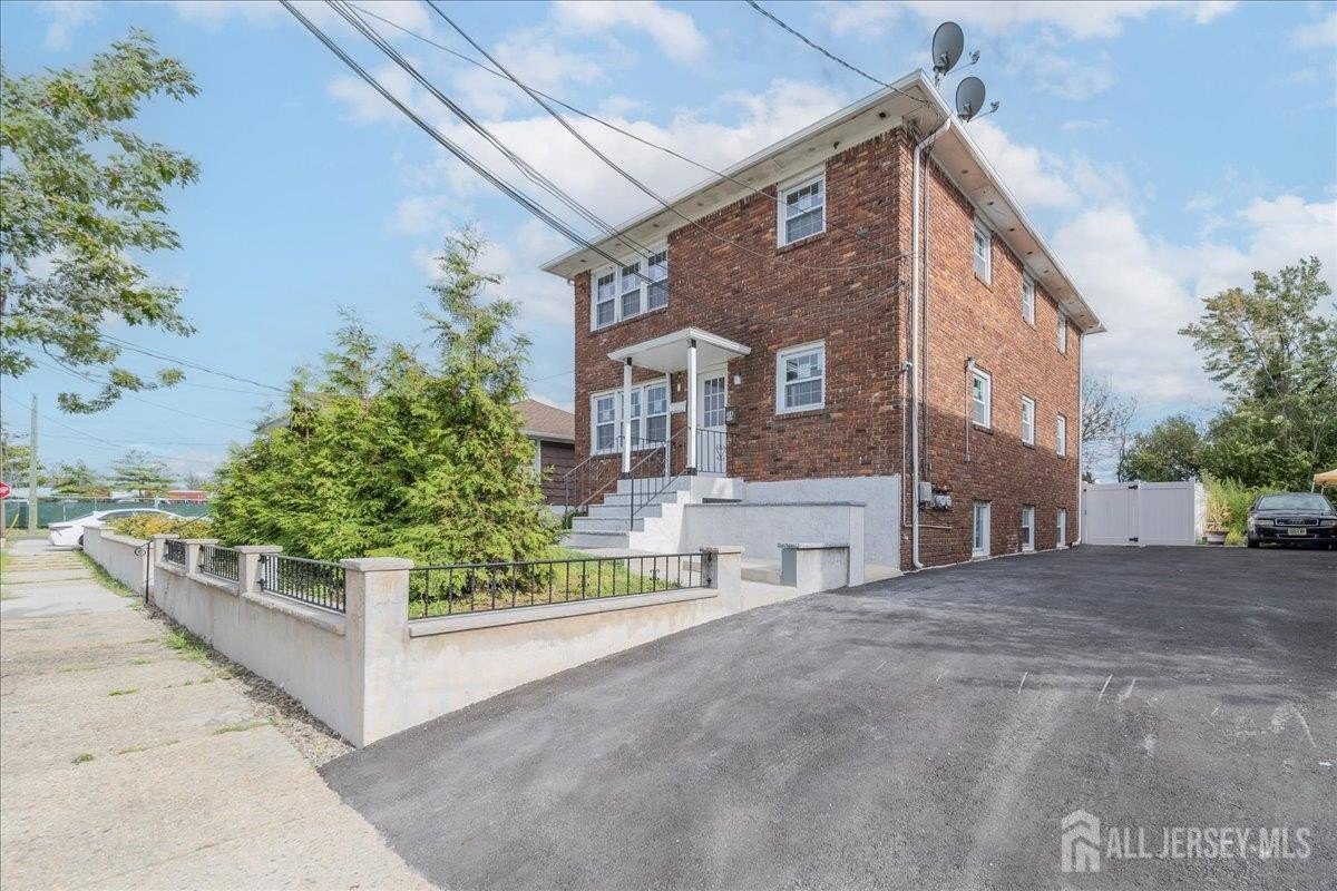 Currently Displayed Property Photo