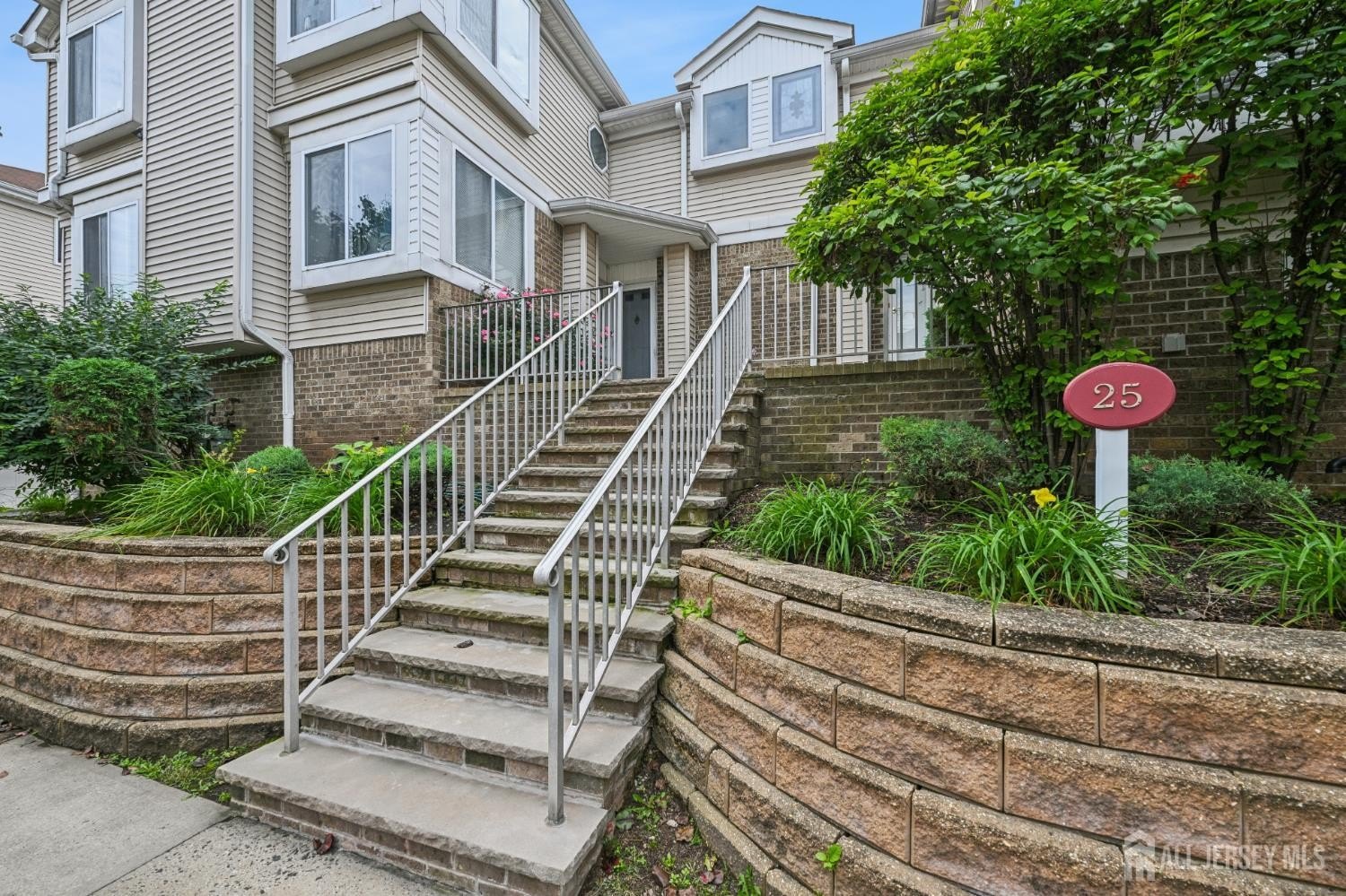 Currently Displayed Property Photo