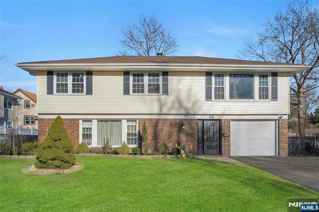 Currently Displayed Property Photo