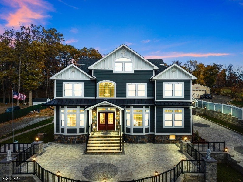 Currently Displayed Property Photo