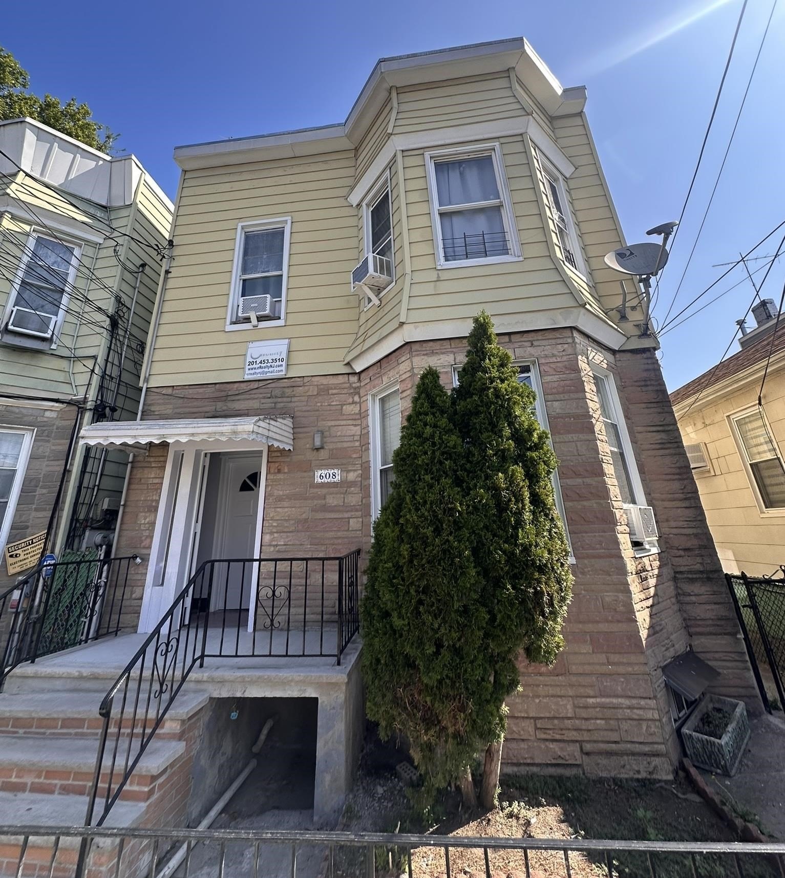 Currently Displayed Property Photo