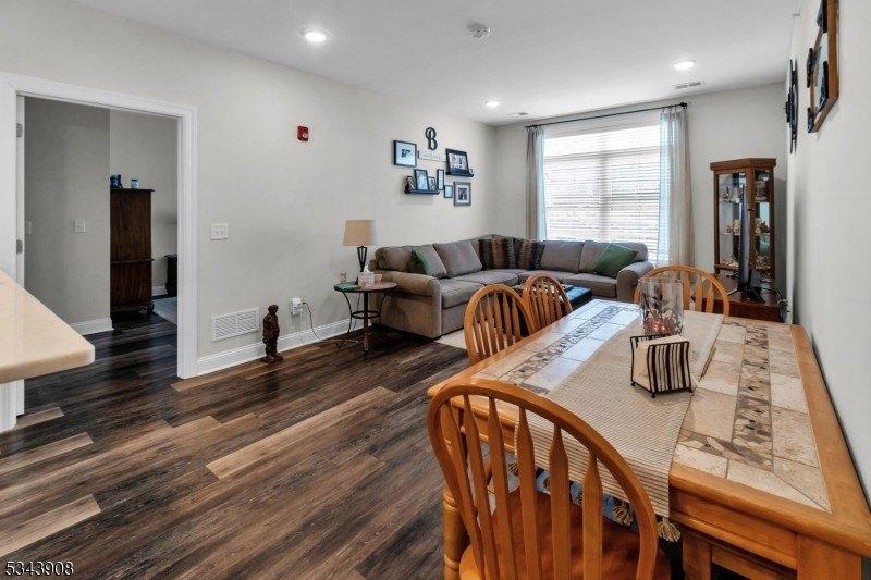 Currently Displayed Property Photo
