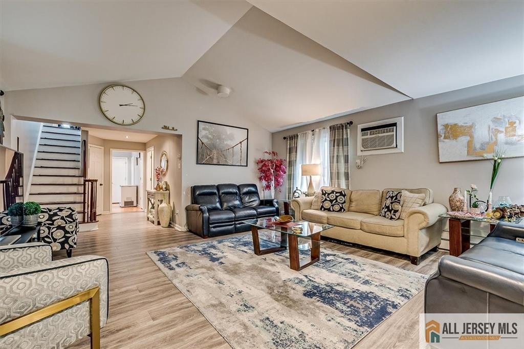 Currently Displayed Property Photo