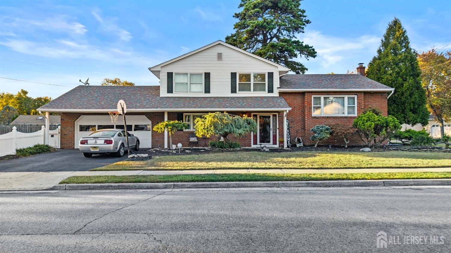 Currently Displayed Property Photo