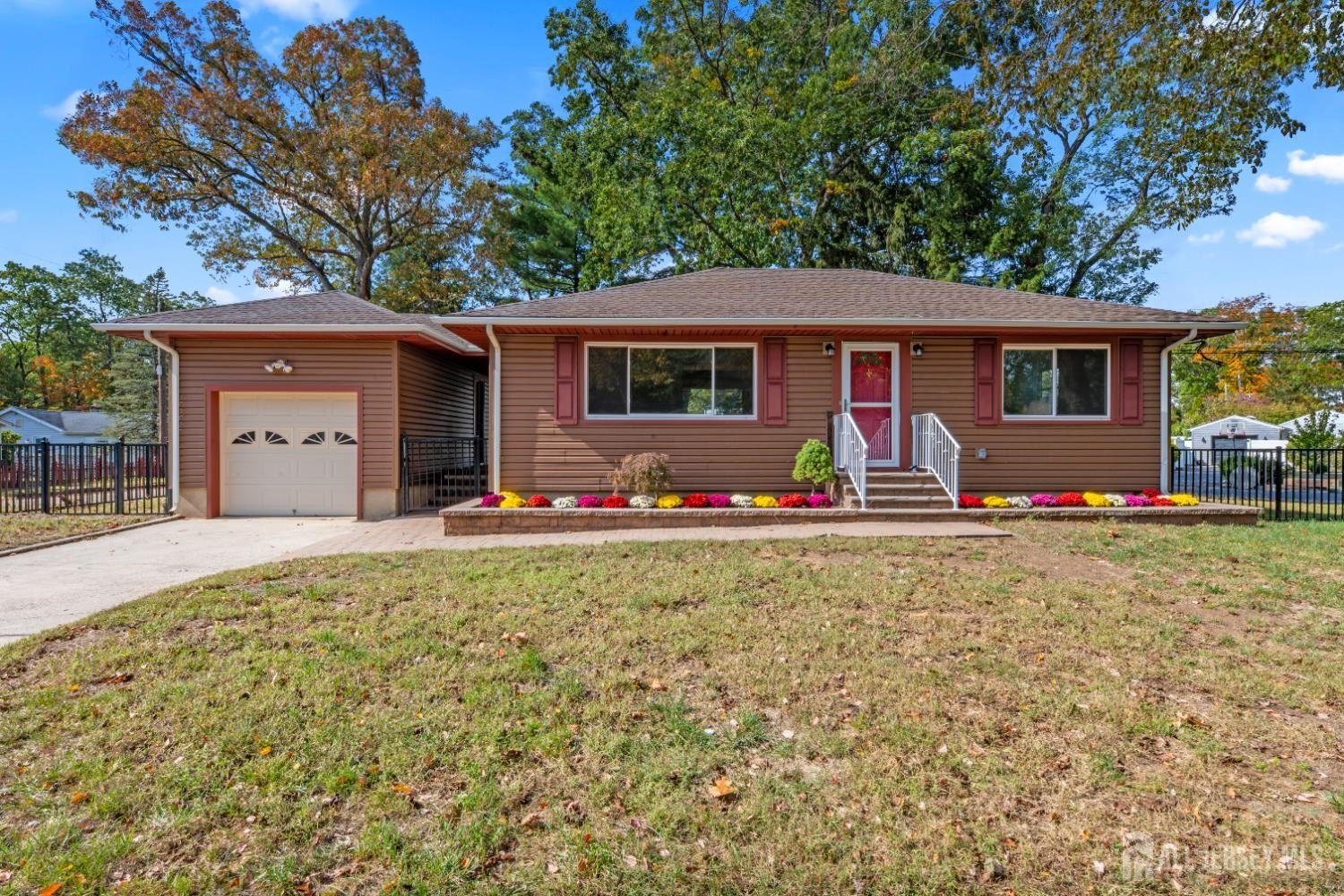 Currently Displayed Property Photo