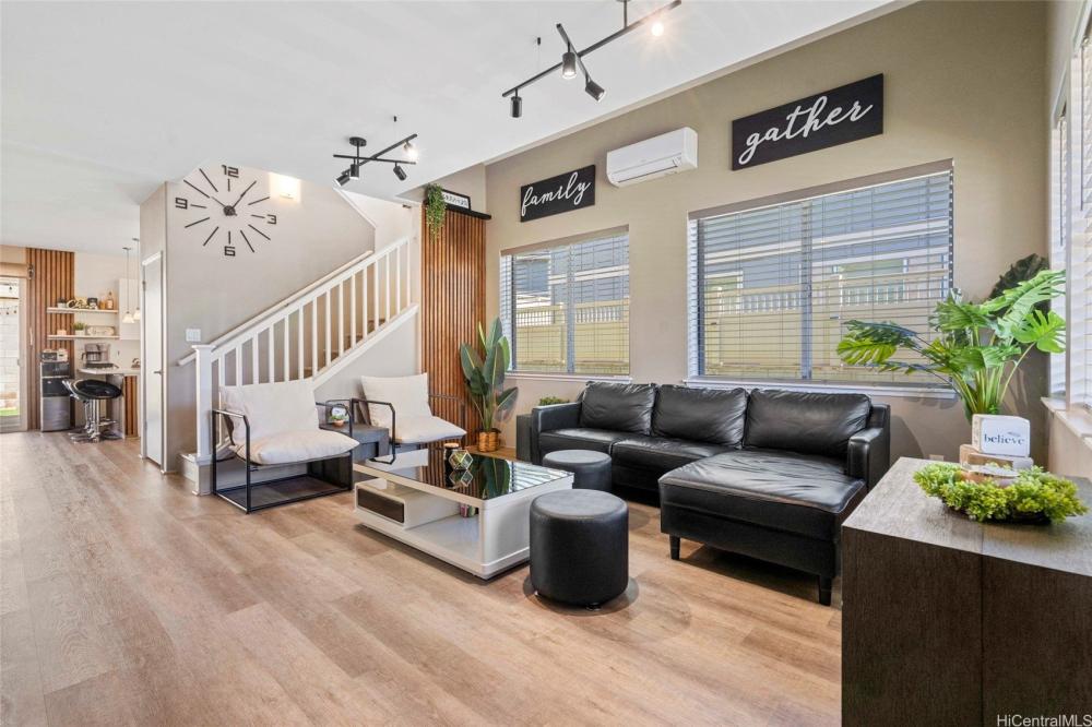 Currently Displayed Property Photo