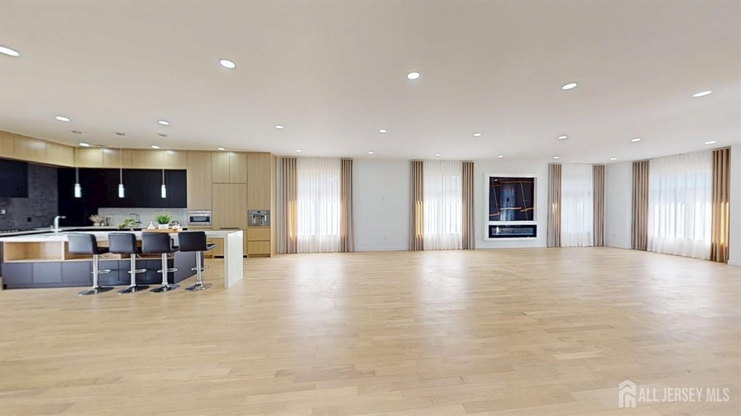 Currently Displayed Property Photo