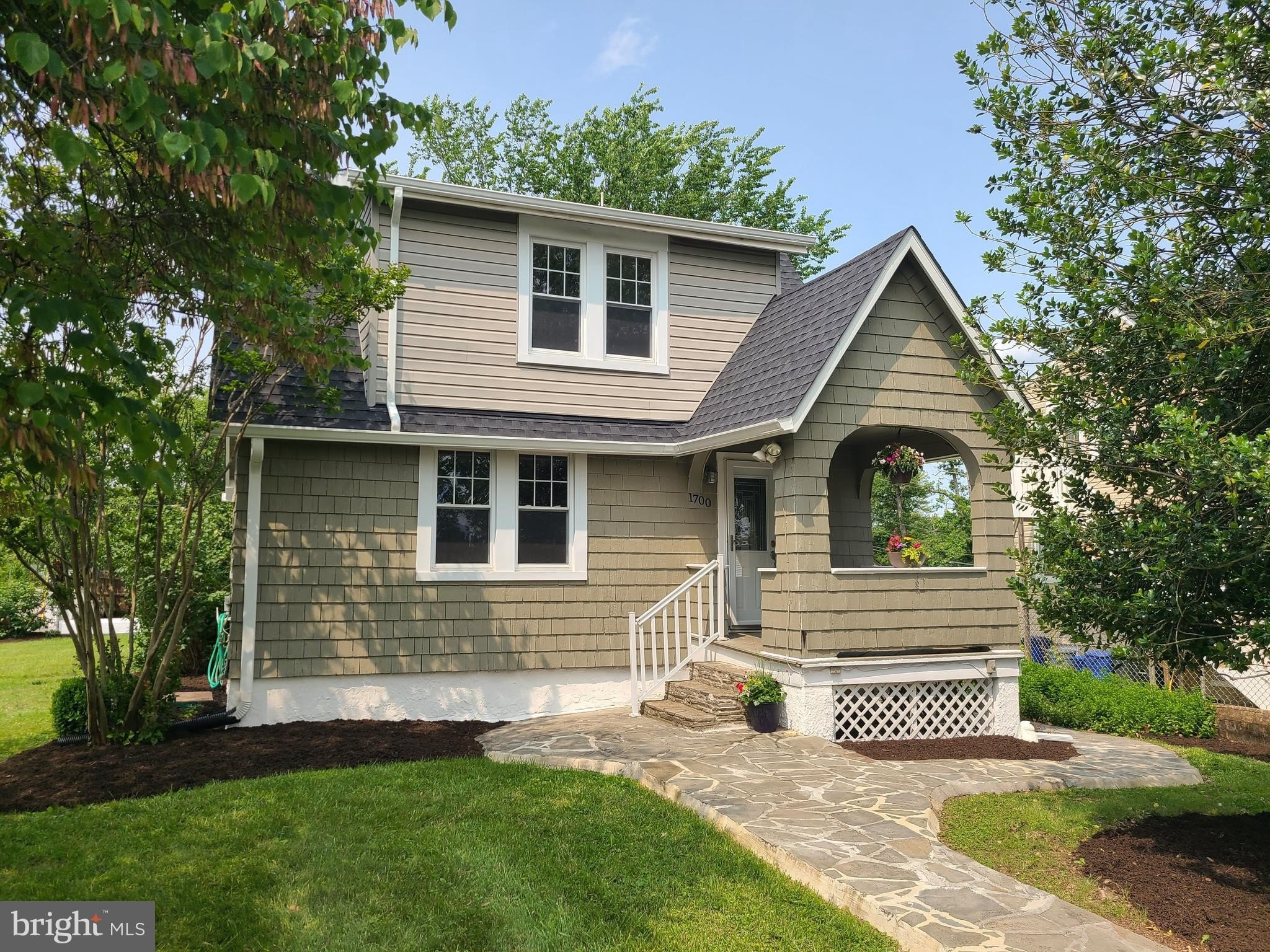 Currently Displayed Property Photo