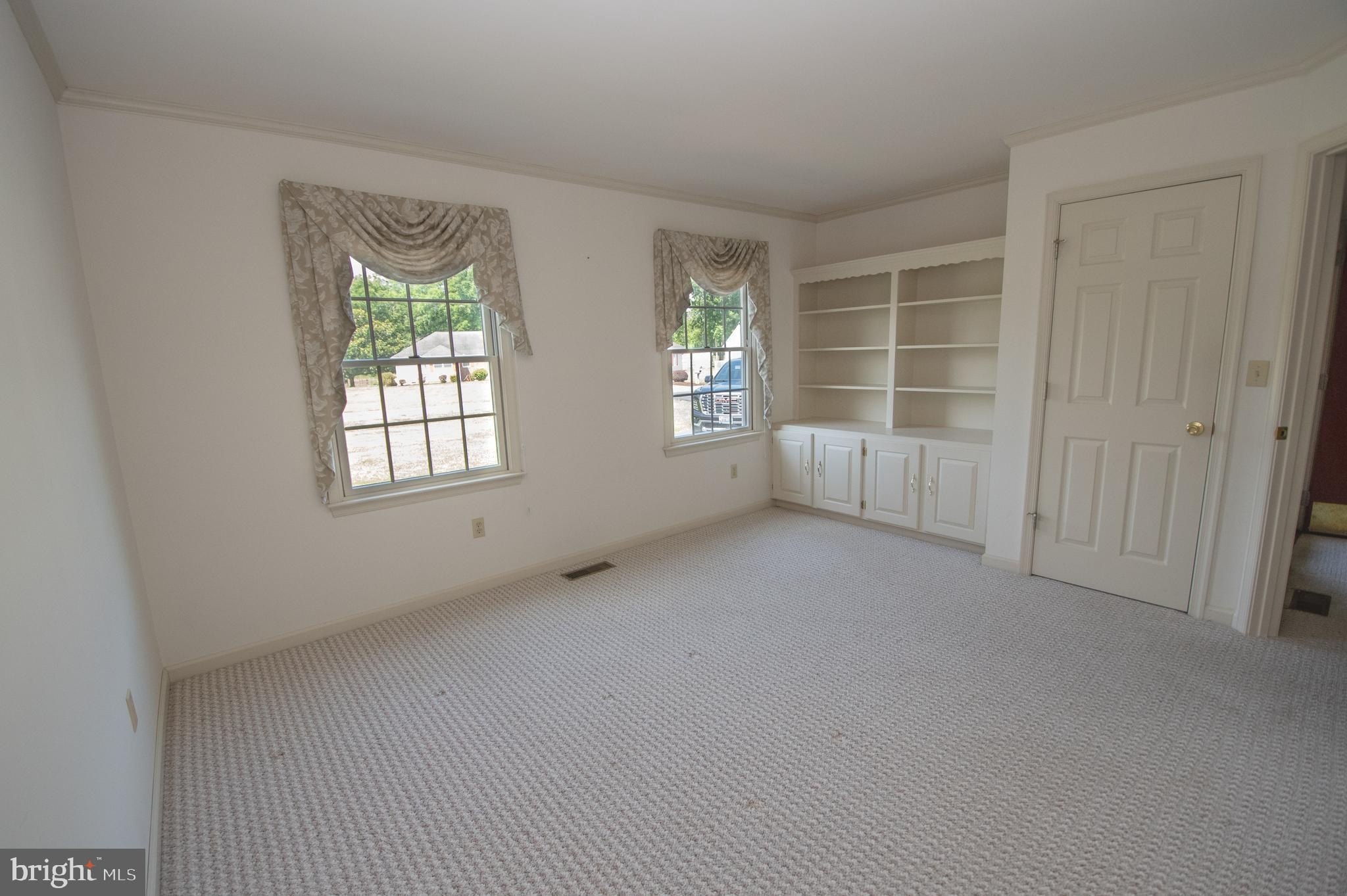 Currently Displayed Property Photo