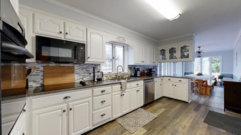 Currently Displayed Property Photo