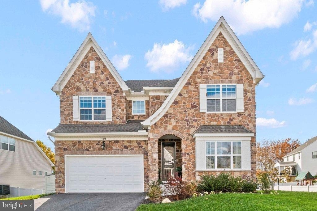 Currently Displayed Property Photo