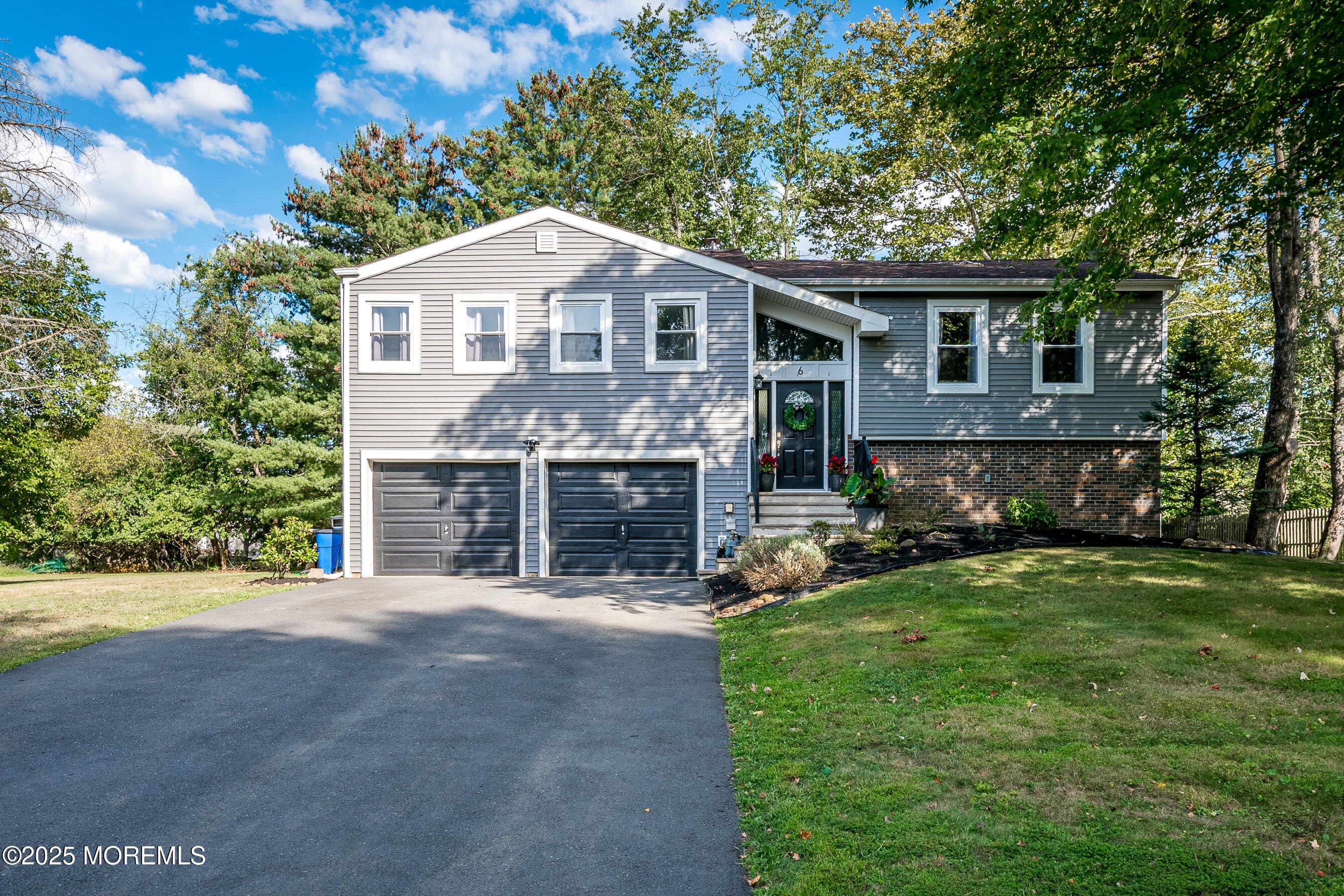 Currently Displayed Property Photo