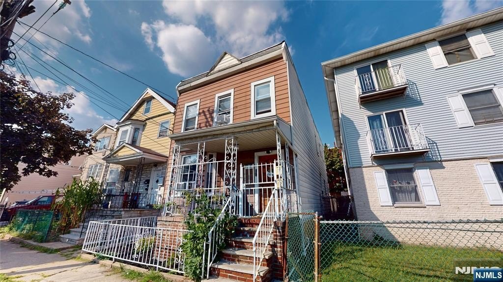 Currently Displayed Property Photo