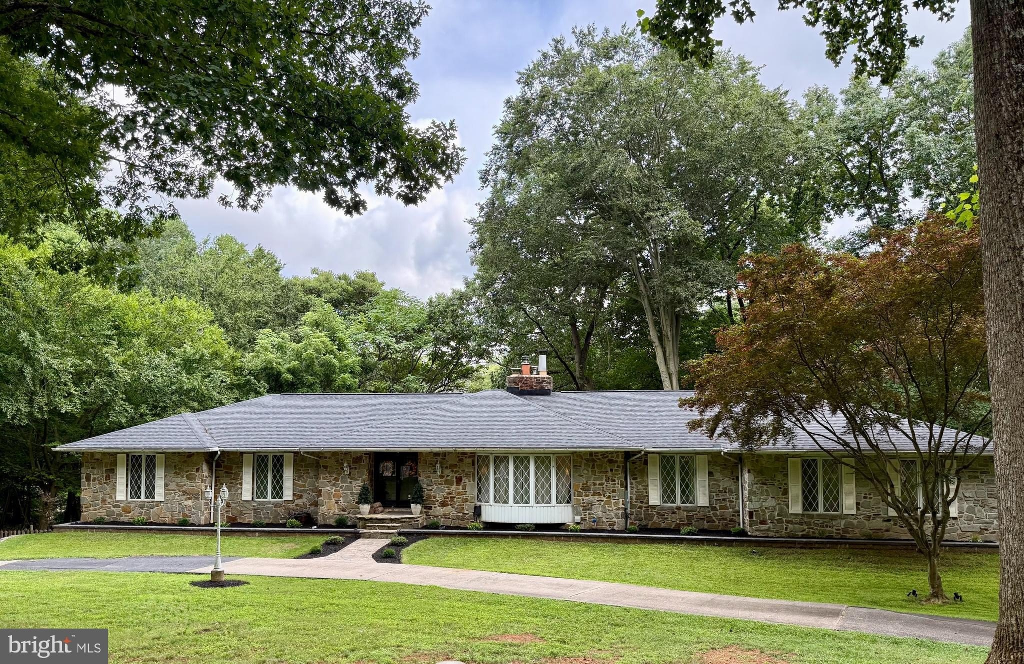 Currently Displayed Property Photo