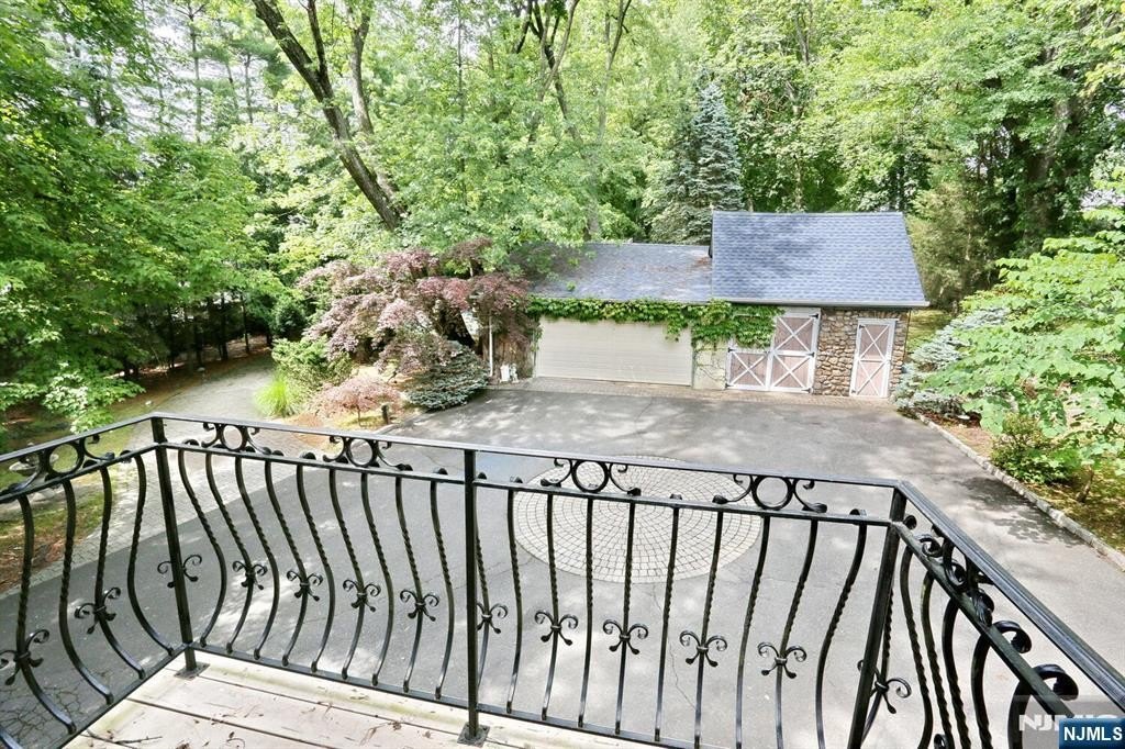 Currently Displayed Property Photo