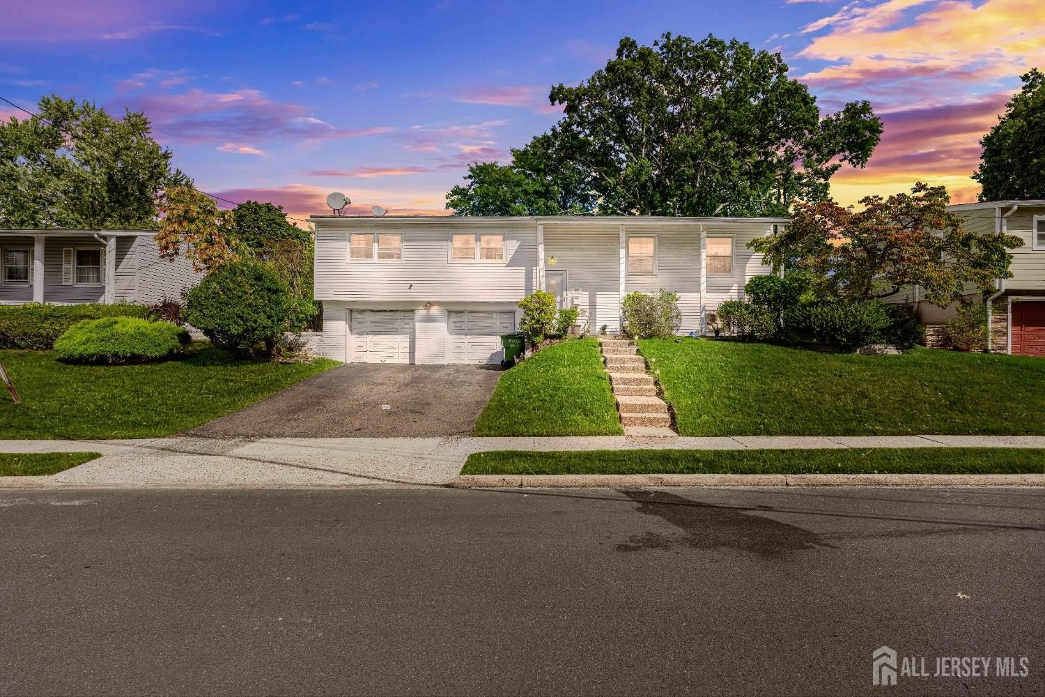 Currently Displayed Property Photo